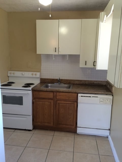 Building Photo - Large 6-2 house with new central air