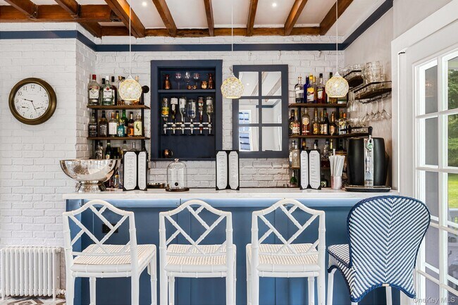 Building Photo - 94 Quogue St