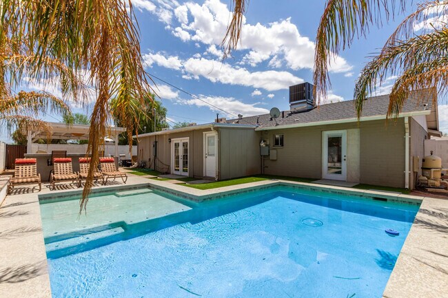 Building Photo - 1100 W 12th St