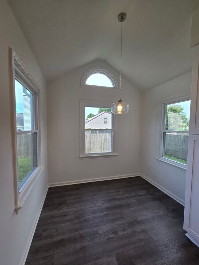 Building Photo - Beautifully renovated 4 bedroom home in Vi...