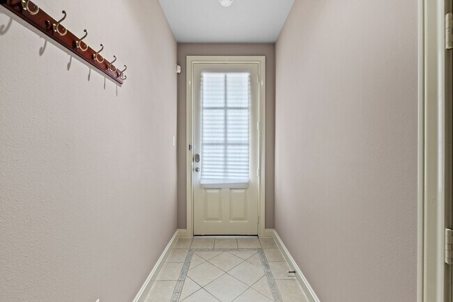 Building Photo - Luxury Townhouse in Fannin Station