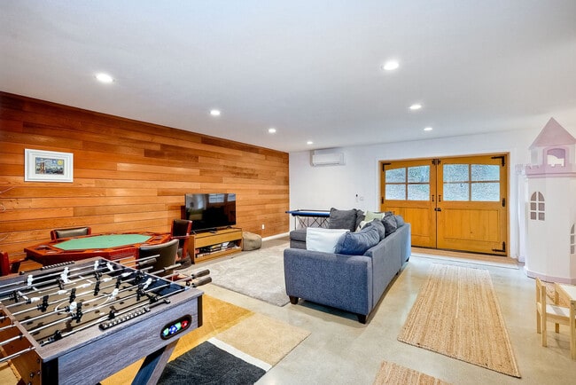 Building Photo - 3046 Skycrest Dr