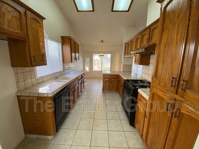 Building Photo - 5936 W Oak Ave