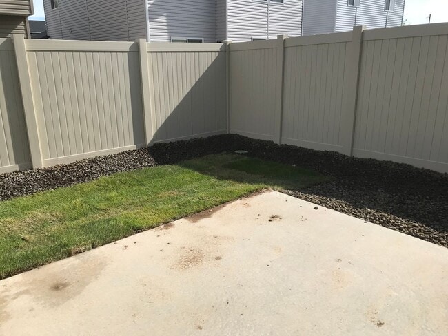 Building Photo - Beautiful brand new 3 bed/2.5 bath home in...