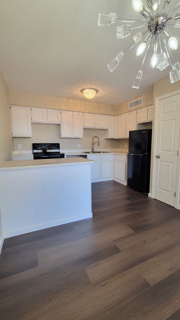 Building Photo - Cozy 1BR/1BA Condo w/ A/C • Full Kitchen Suite • Assigned Parking in Tucson