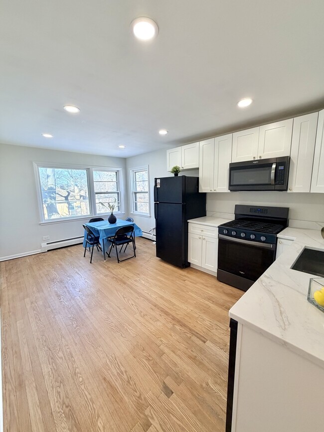 Building Photo - 2308 Oakton St