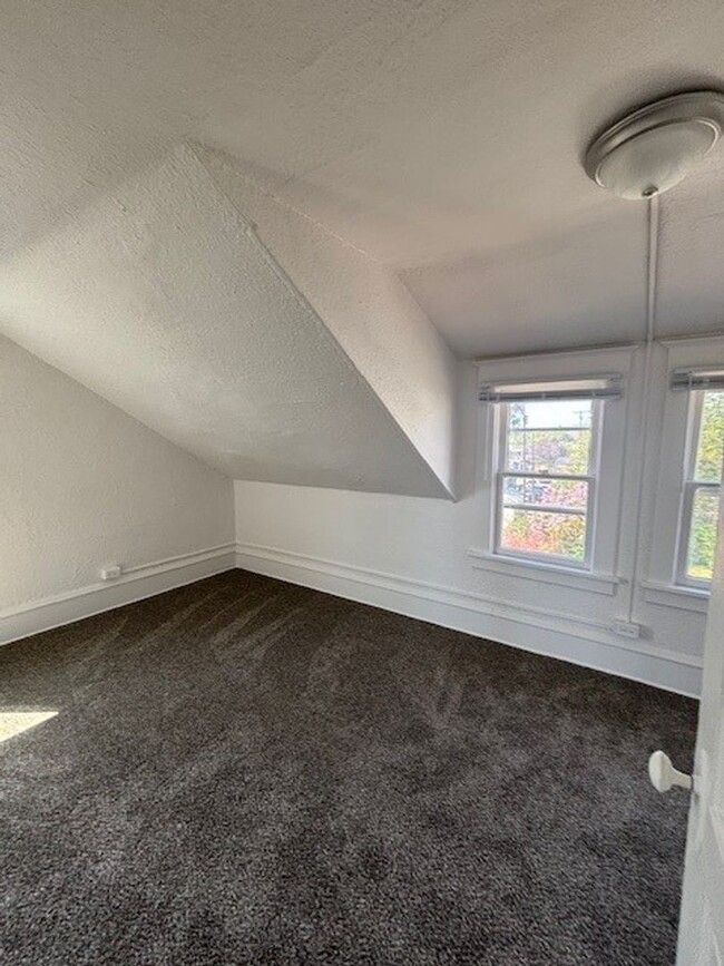 Building Photo - 2 Bed 1 Bath Updated Home
