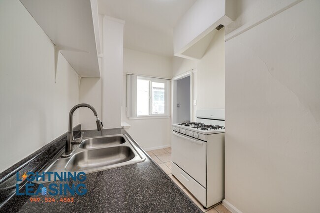 Building Photo - 421 N Coronado St
