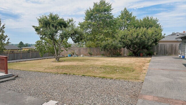 Building Photo - Available late August: this spacious 3brm/2 bath rambler near Whatcom Falls Park