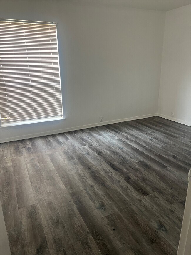 Building Photo - 3303 W Greenridge Dr