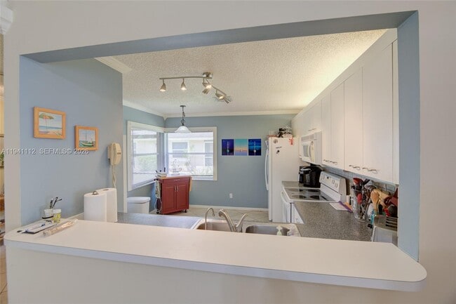 Building Photo - 1248 W Lakes Dr