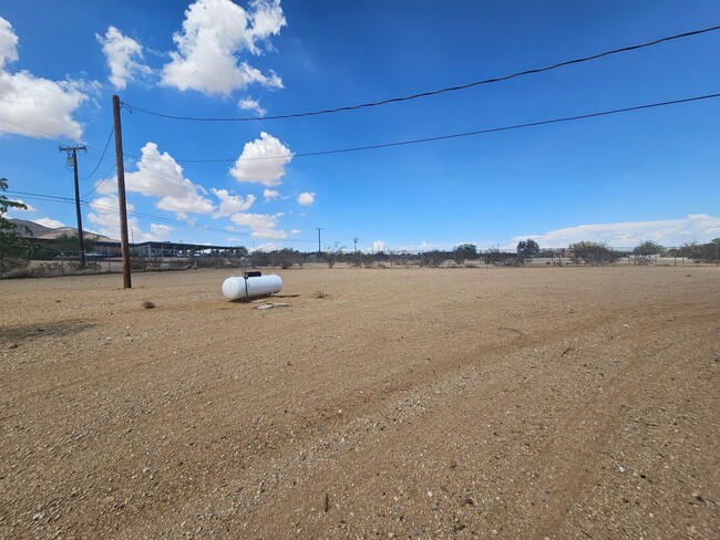 Building Photo - 2 bed 1 bath home + bonus room near Joshua...