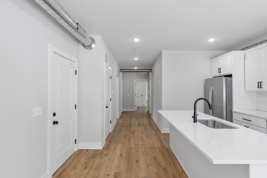 Building Photo - 1004 Diamond Ave NE