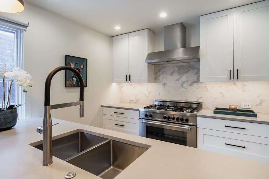 Building Photo - 800 E Hyman Ave