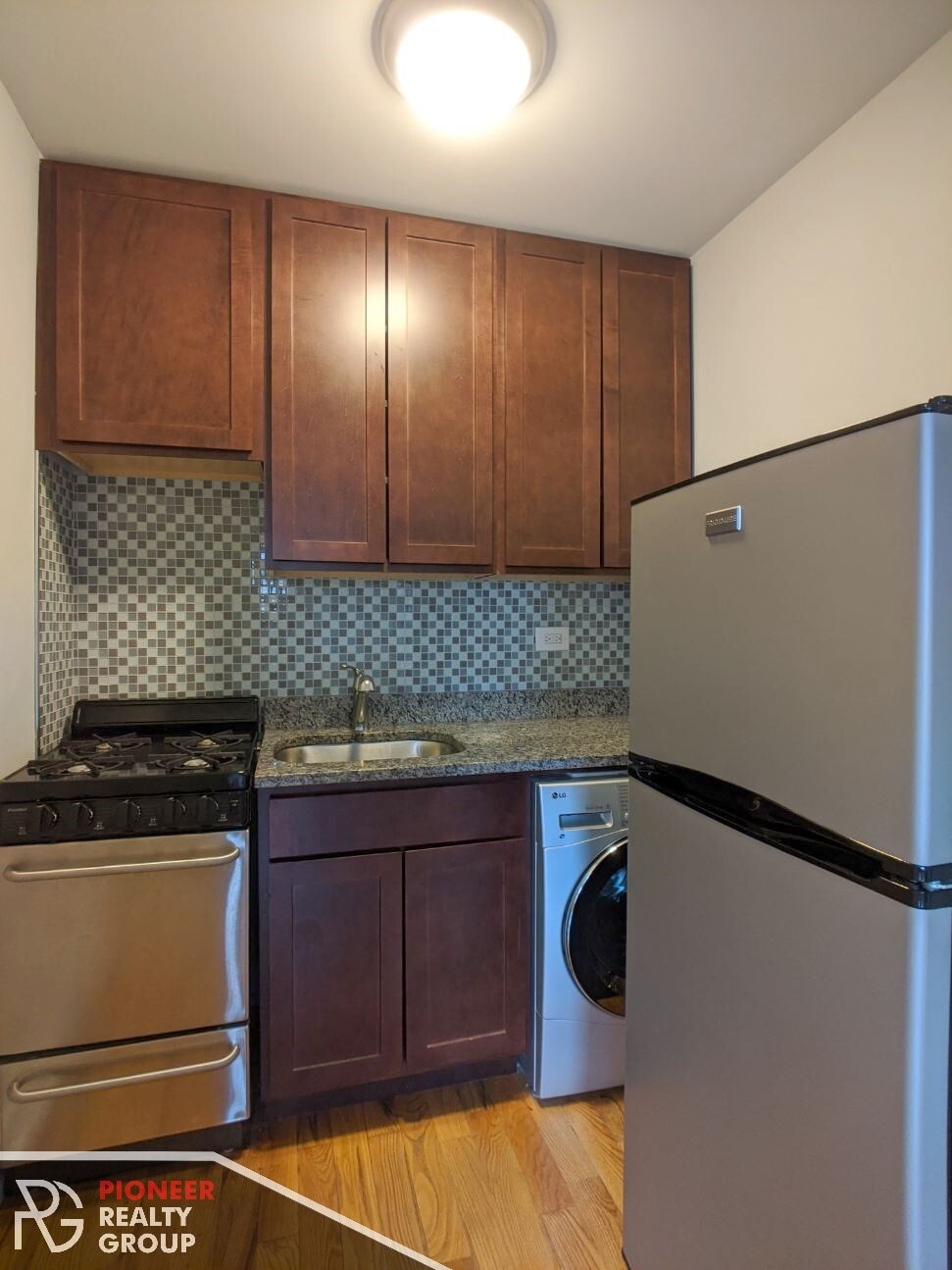 Building Photo - 560 W Arlington Pl