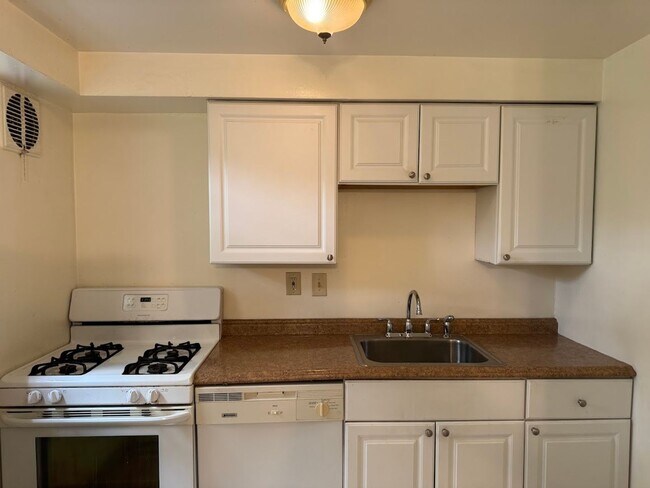 Interior Photo - 2355 Eldridge
