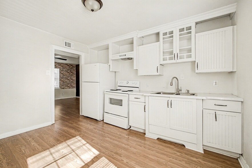 Building Photo - 2216 Riverview Dr
