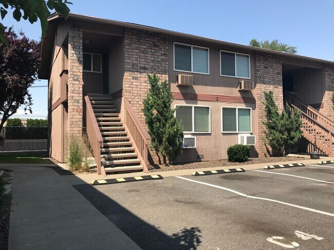 Building Photo - The Easy Choice in Yakima- Practical Features & Great Location!