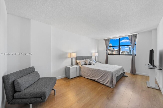 Building Photo - 290 174th St St