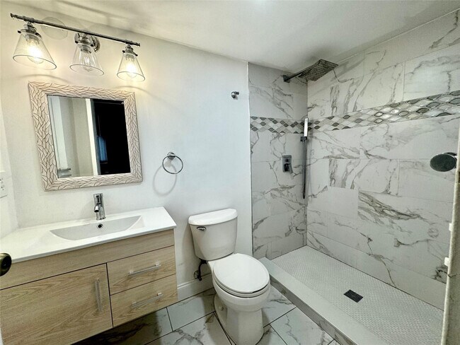 Building Photo - 2821 Somerset Dr