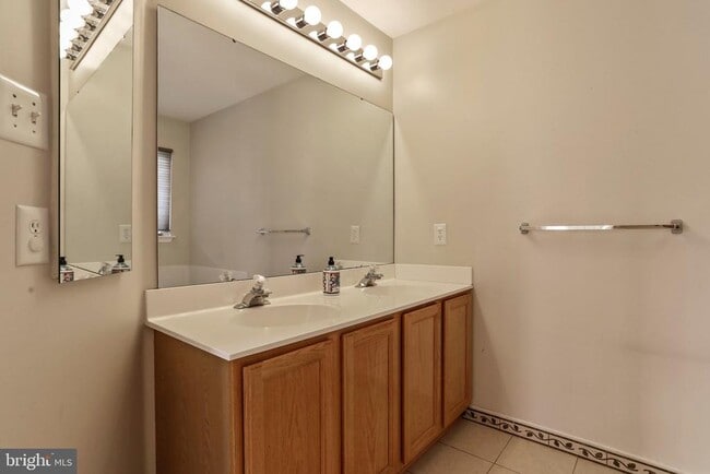 Building Photo - 8818 Papillon Dr