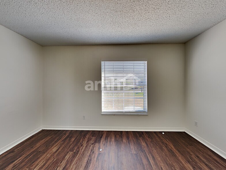 Building Photo - 581 NW Goldcoast Ave