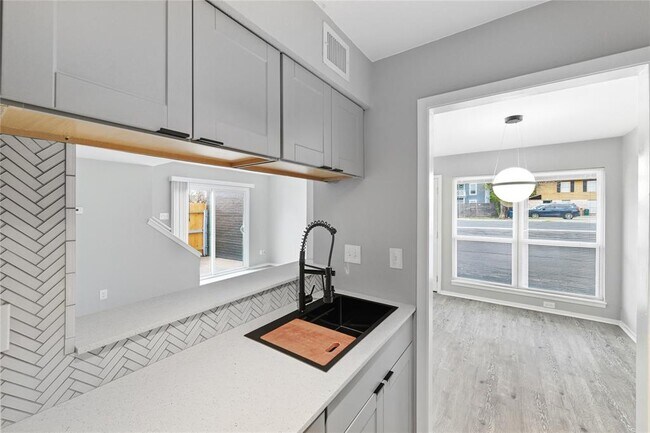 Building Photo - 2618 Ektom Dr