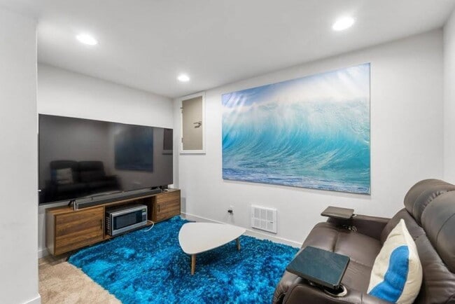 Building Photo - Modern & spacious 3bed/3bath with yard in ...