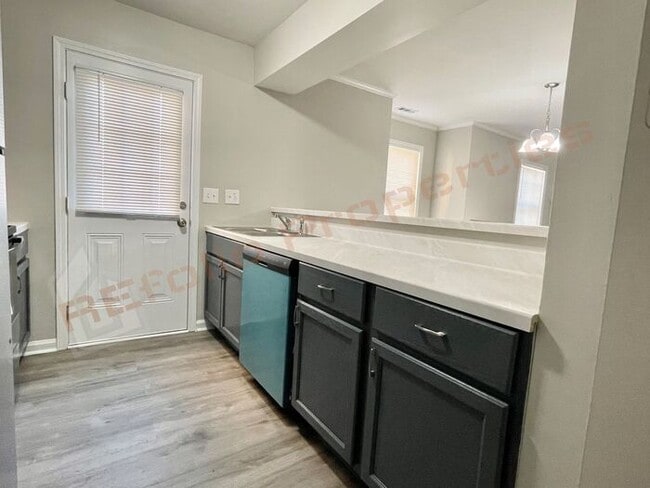 Building Photo - Carpetless 2 BD 1.5 Bath 2 Story Quadplex ...