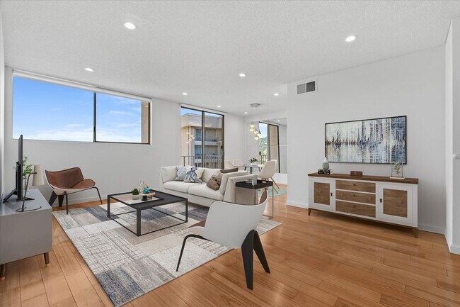 Building Photo - 100 S Doheny Dr