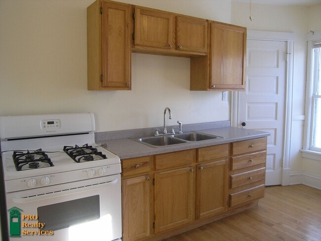 Building Photo - 2 Bedroom Upper Level Duplex Unit