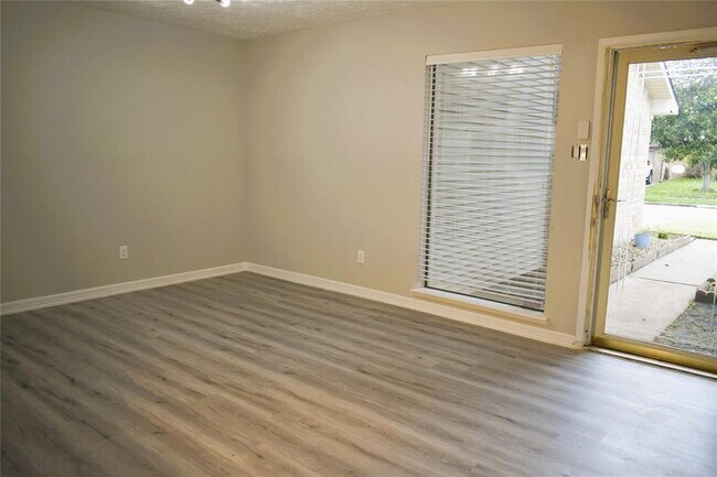 Building Photo - 10011 Sageorchard Ln