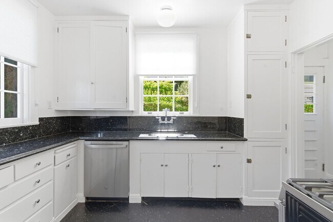 Building Photo - 501-503 Mandana Blvd