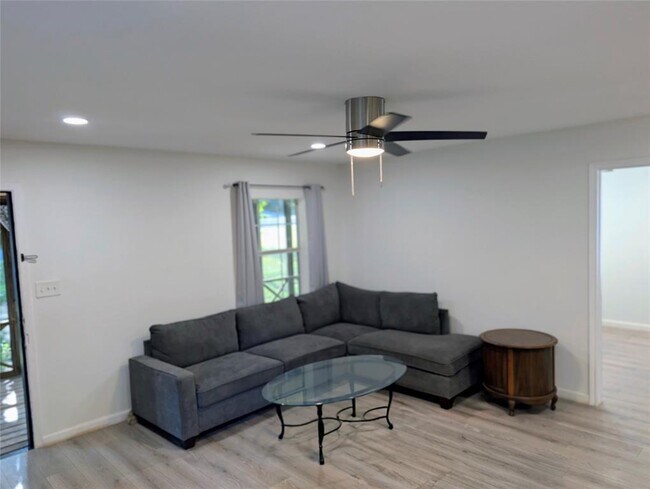 Building Photo - 10801 W Lakeview Dr