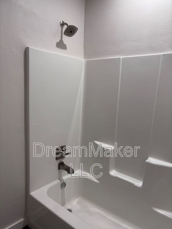 Building Photo - 900 Apple Blossom Wy