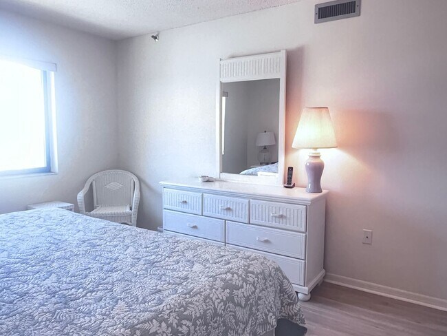 Building Photo - 2BR/2BA Condo on the Gulf in MacArthur Beach