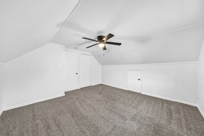 Building Photo - Stunning 5 Bed, 2 Bath Euclid Ohio!