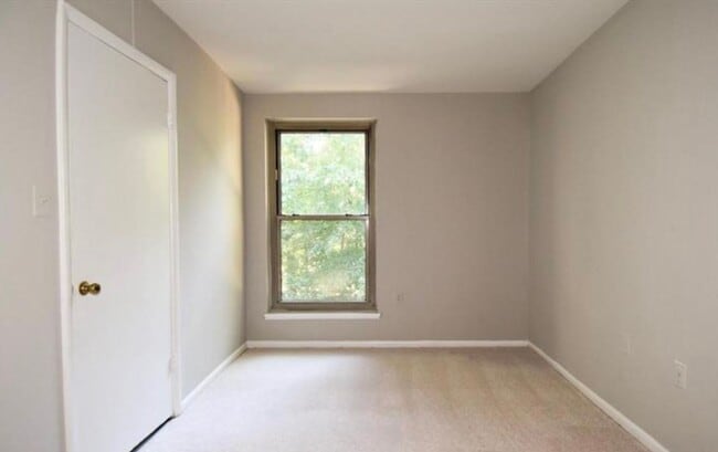 Building Photo - Well-Appointed 2 Bed 1 Bath Condo In Vibra...
