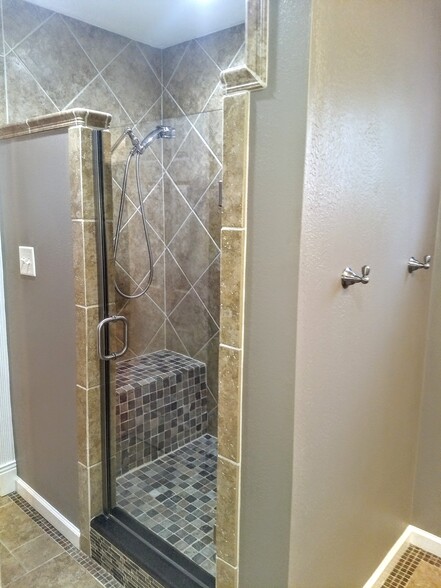 Master Bath - 16351 Petro Dr