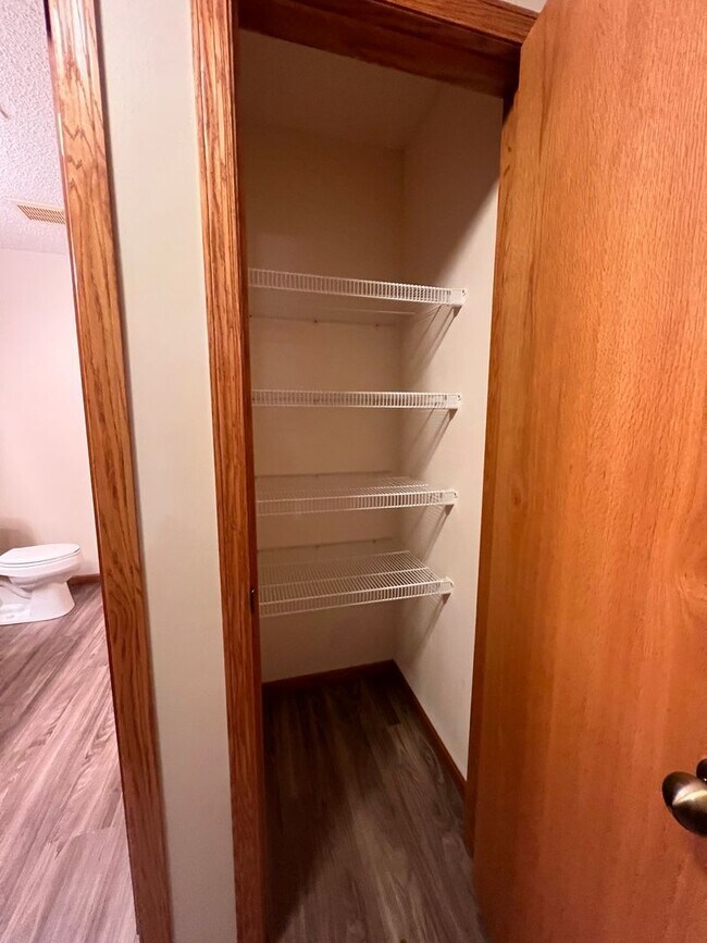 Building Photo - 2 Bedroom Town Home, FLEXIBLE MOVE IN DATE!