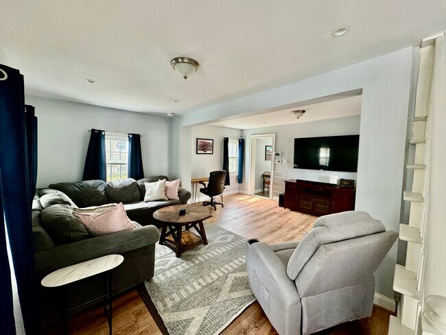 Building Photo - 247 Maple Ave