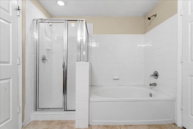 Building Photo - Charming End-Unit Condo in Gated Bordeaux Community!