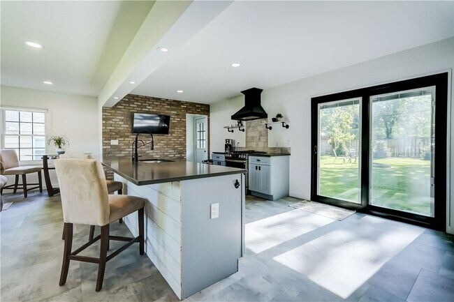 Building Photo - 20 Meadow View Dr