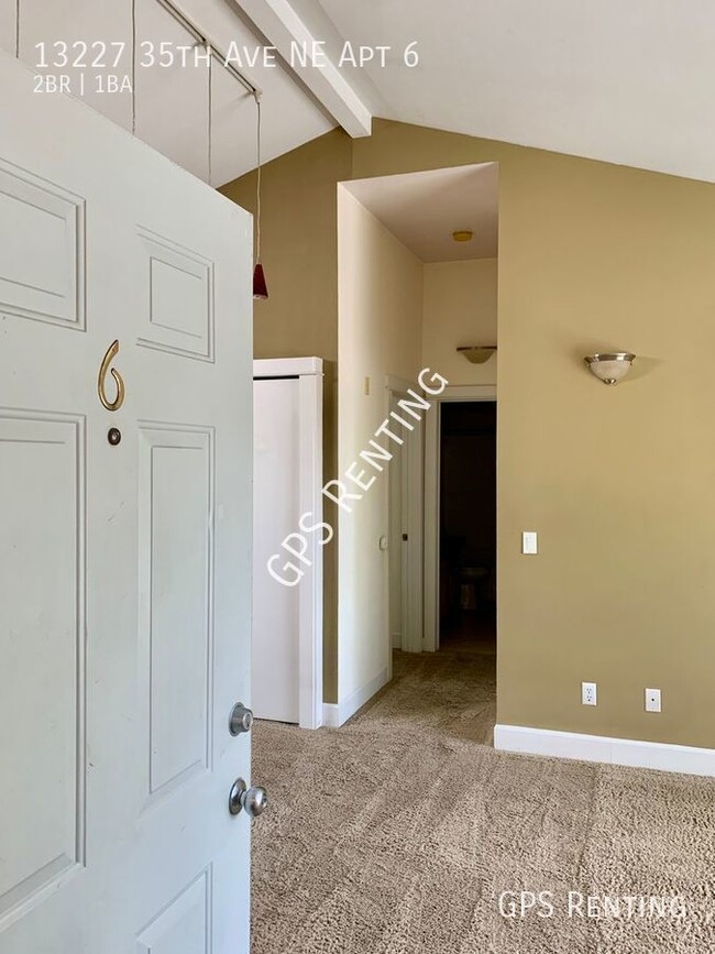 Building Photo - Top floor Condo filled with light