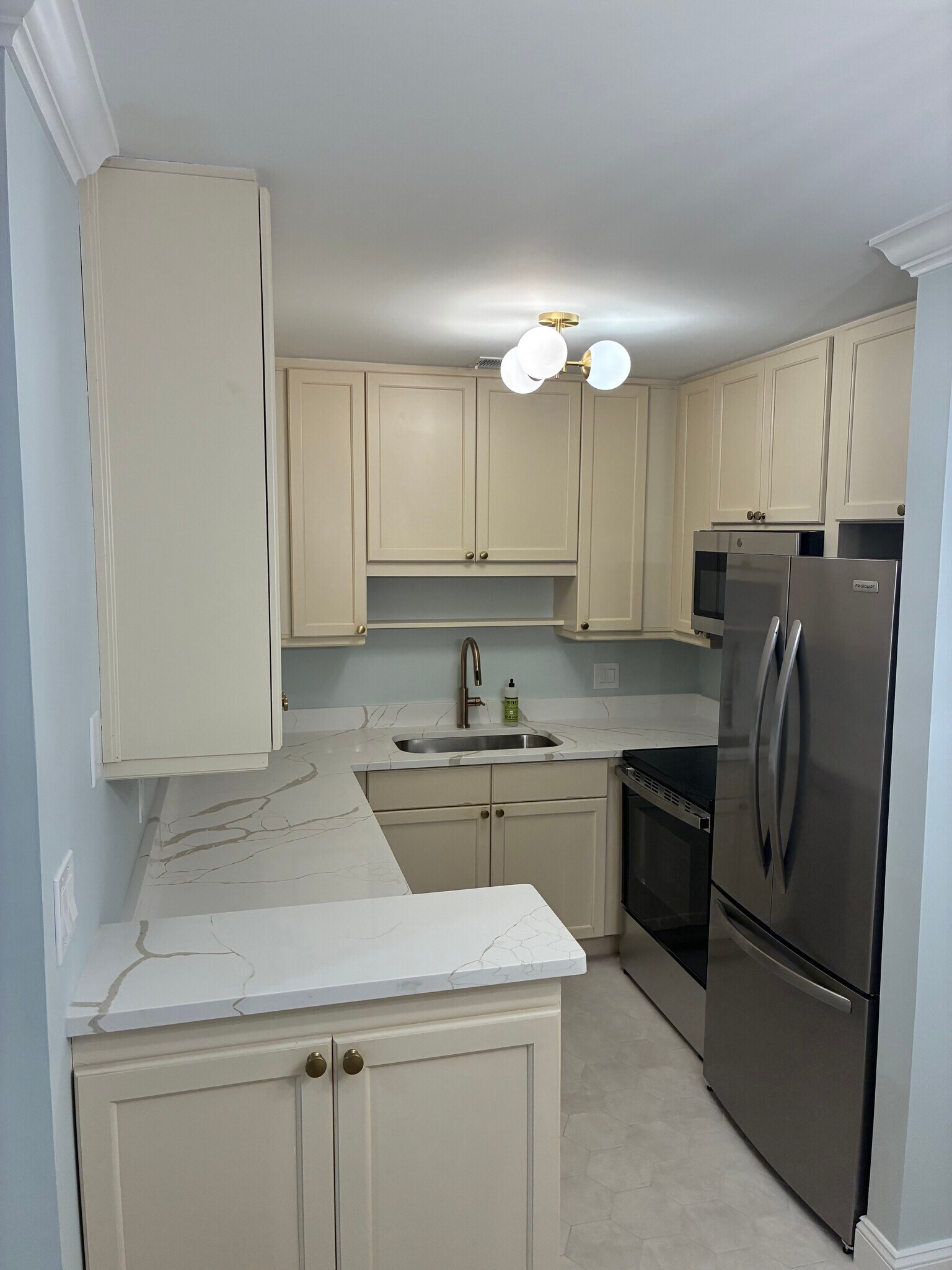 Building Photo - 753 Ashdale Dr