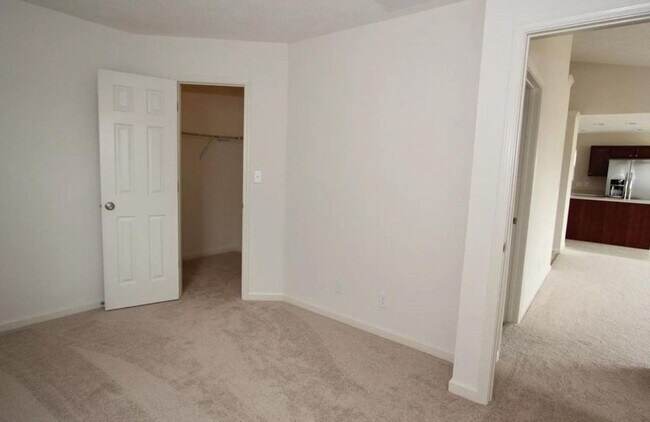 Building Photo - 2425 Cushing Dr