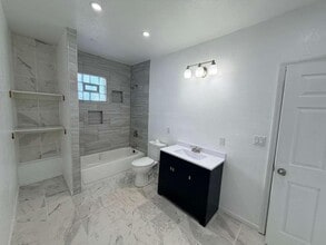 Building Photo - 651 W Bruce St