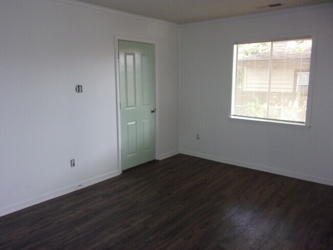 Building Photo - 724 Western Park Dr
