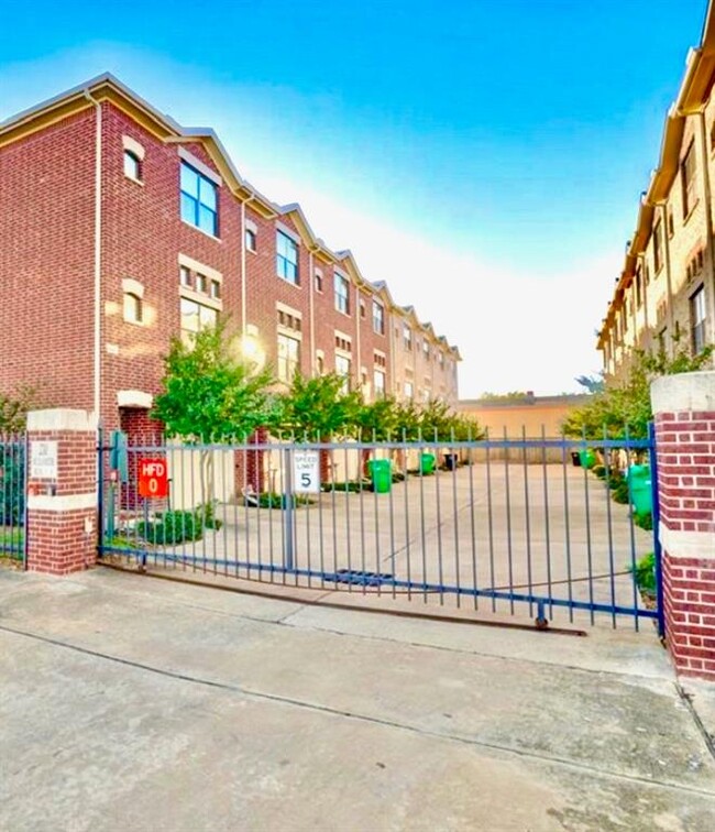 Building Photo - 2710 Hullsmith Dr