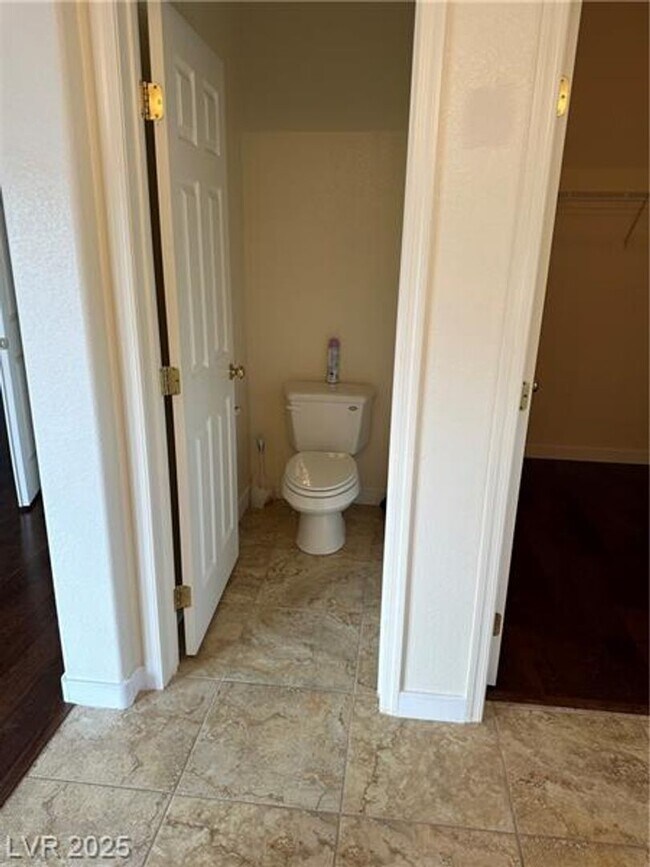 Building Photo - Beautiful 3 bedroom w loft 2.5 bath townho...